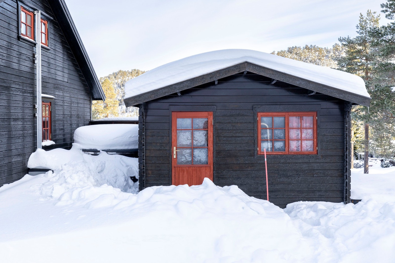 Anneks med god lagringsplass for ved, ski og annet utstyr. Galleribilde