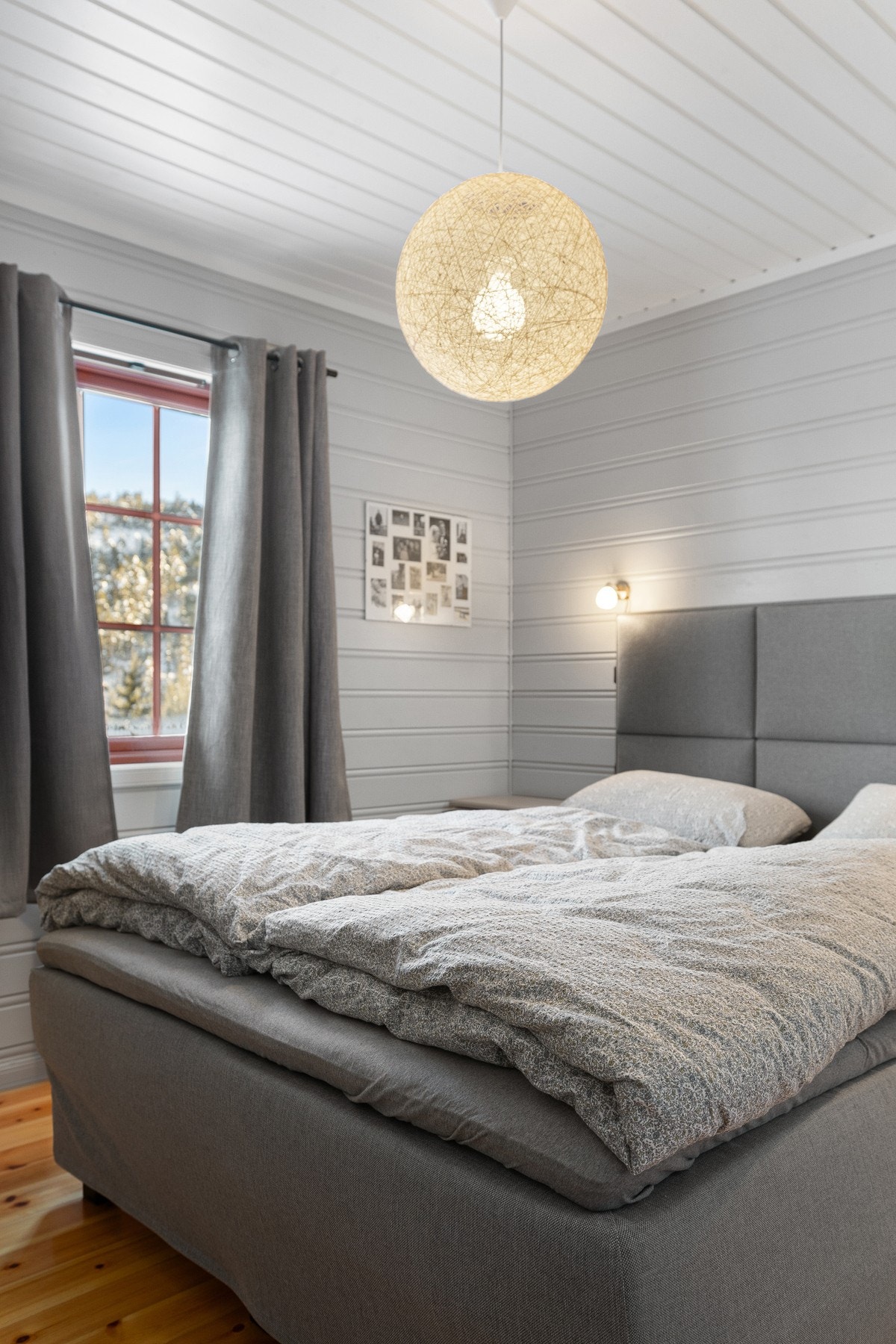 Hovedsoverommet har god plass til dobbeltseng og tilhørende møblering, og oppleves som luftig med vindu som slipper inn godt med dagslys. Galleribilde