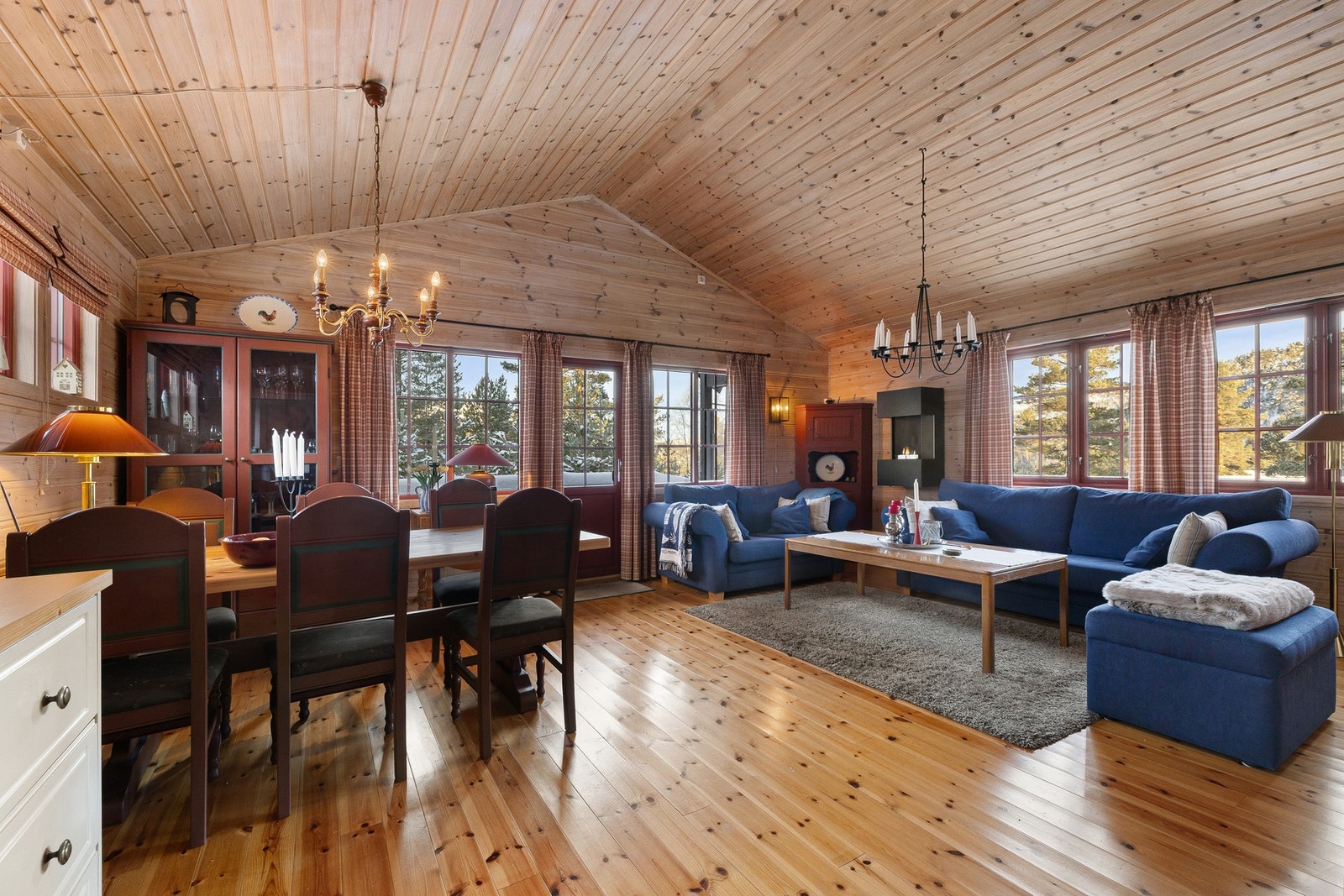 Store vindusflater slipper inn rikelig med dagslys og gir fin kontakt med omgivelsene. Galleribilde