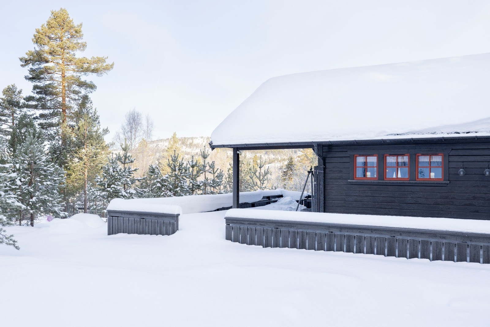 Hytta ligger idyllisk til i vinterkledd landskap med romslig terrasse og flott utsyn mot omkringliggende natur. Galleribilde