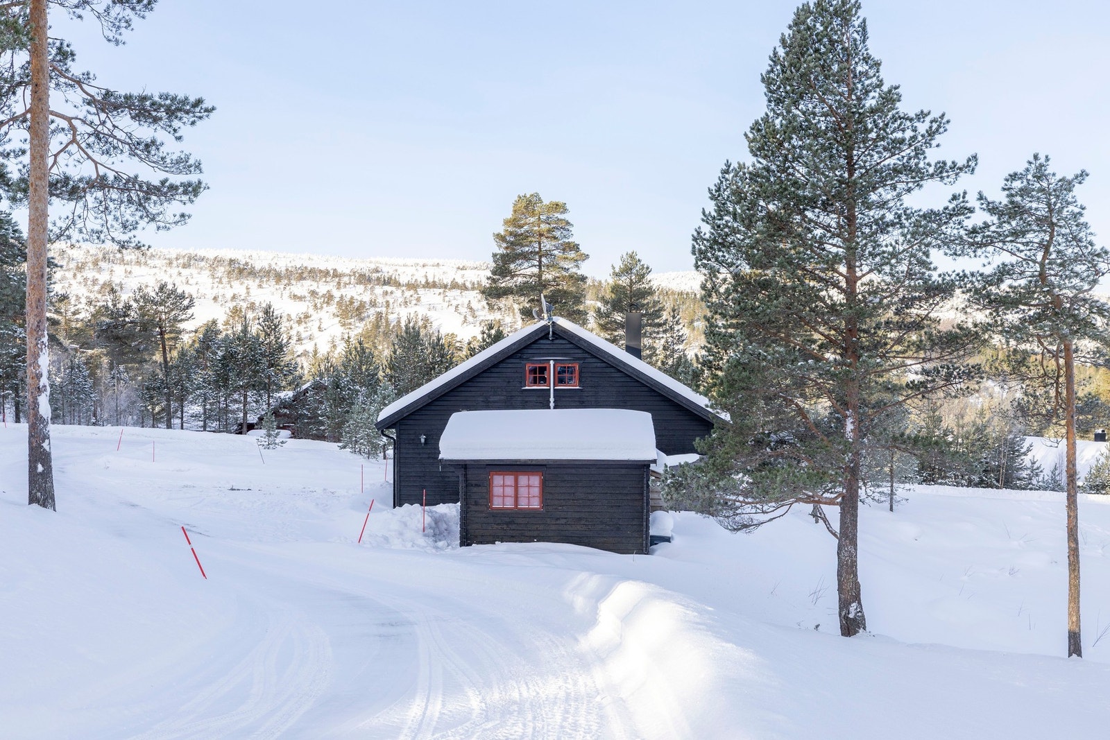 Hytta ligger fint plassert i terrenget med gode solforhold og naturskjønne omgivelser. Galleribilde