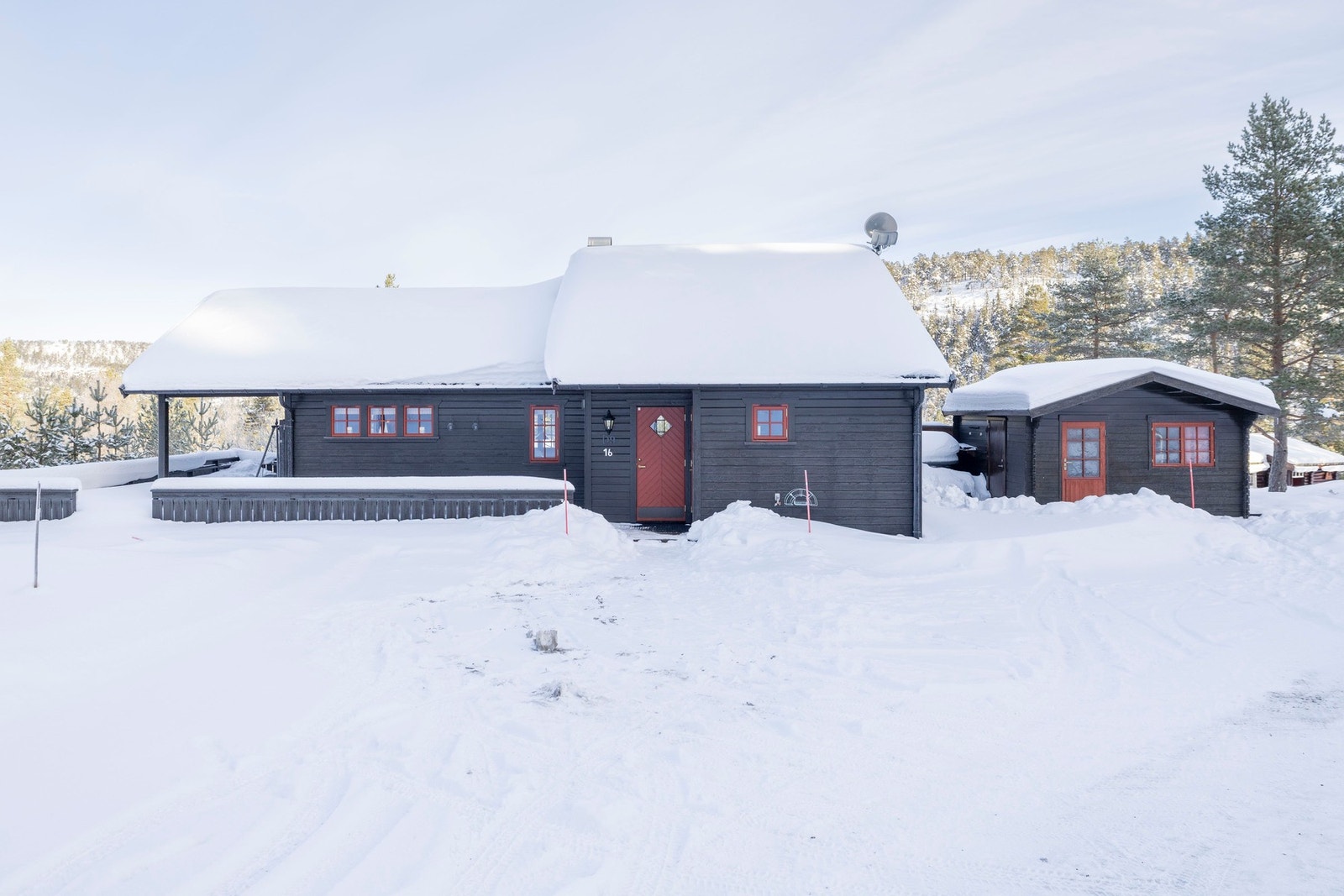 Inngangsparti med klassisk uttrykk og tilhørende anneks, praktisk og funksjonelt. Galleribilde