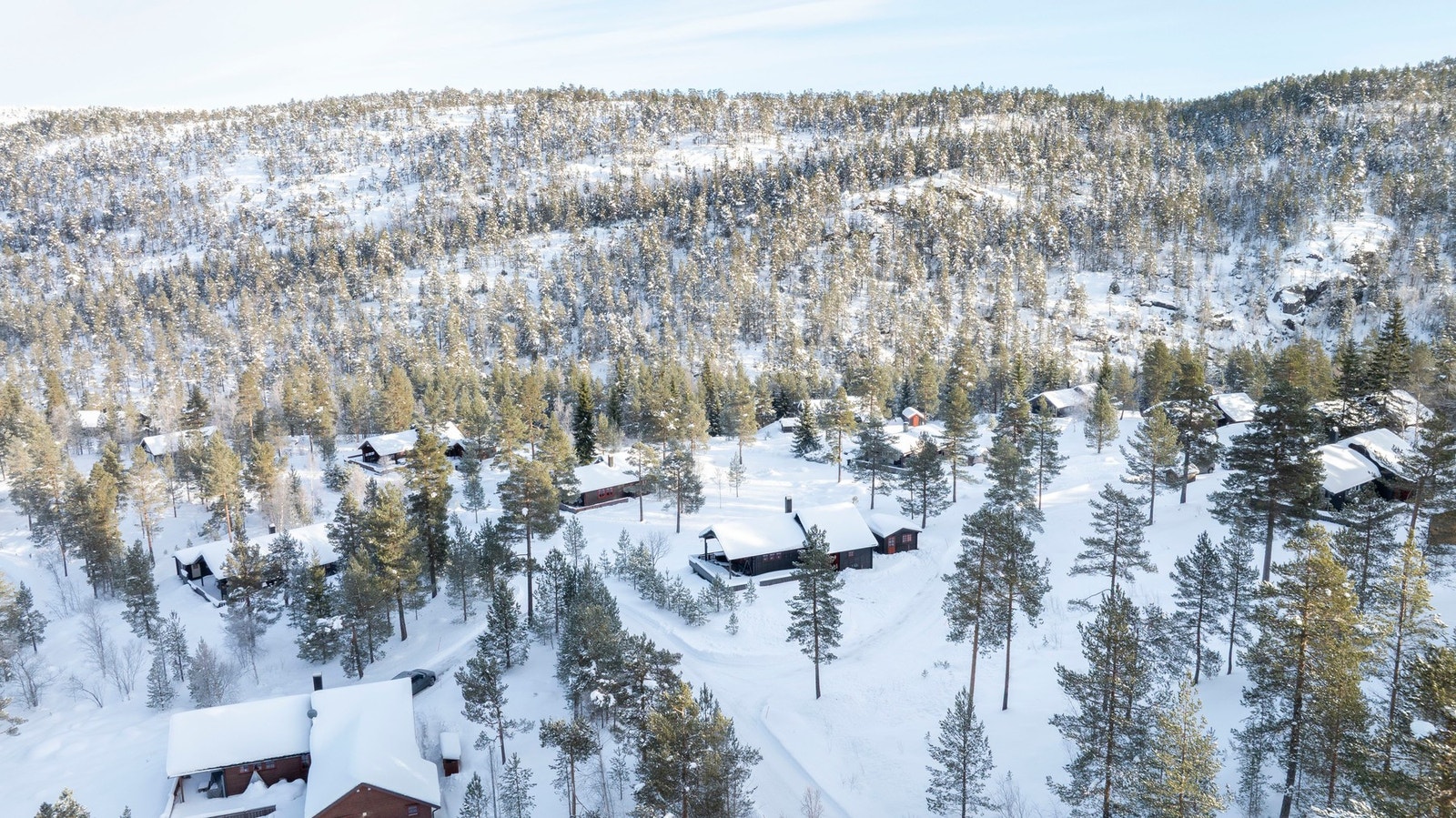 Rett utenfor hytteveggen ligger alt til rette for at både barn og voksne skal kunne trives når de er på hytten. Galleribilde