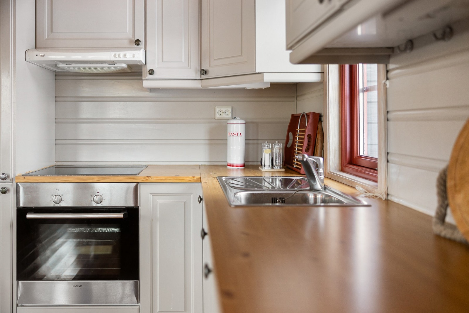 Kjøkkenet er utstyrt med kjøl-/fryseskap, oppvaskmaskin, komfyr og platetopp. Det er nedfelt stålvask med ettgreps blandebatteri, som gir en funksjonell og brukervennlig løsning. Galleribilde