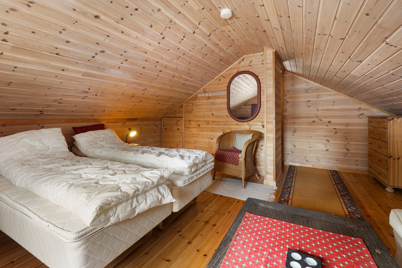 Rommet har god gulvflate og fleksible møbleringsmuligheter, og egner seg svært godt til overnatting for familie og gjester. Hemsen fungerer som en ekstra sone i hytten, enten som TV-stue, lekeområde eller ekstra oppholdsrom ved behov. Galleribilde