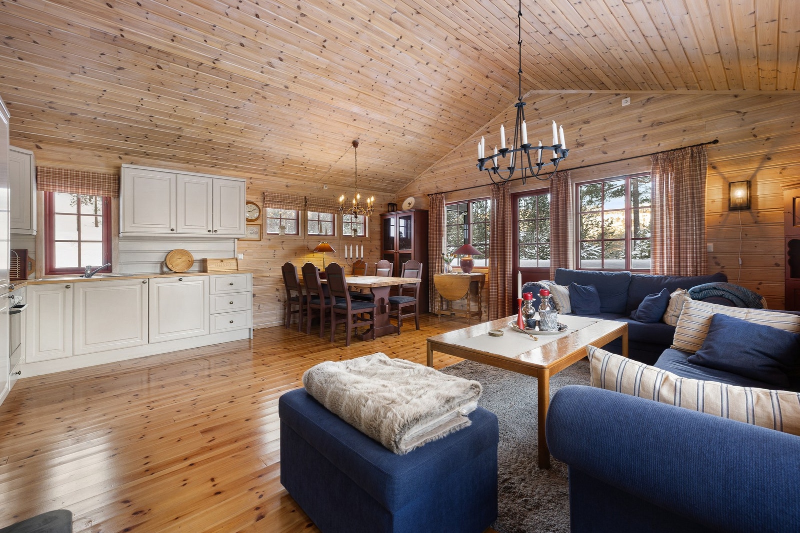 Det er gjennomgående furugulv og panelte vegger og himlinger som skaper en varm og helhetlig hytteatmosfære. Galleribilde