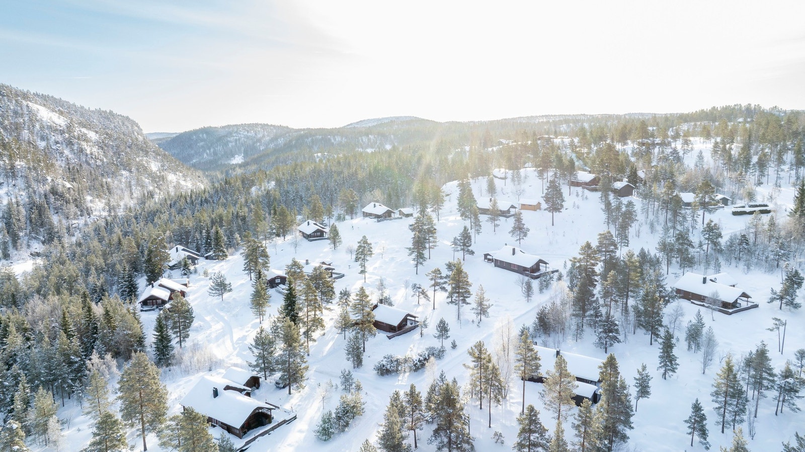 Fantastisk oversiktsbilde av hyttefeltet, naturskjønne omgivelser med spredt bebyggelse og vakker fjellnatur. Galleribilde