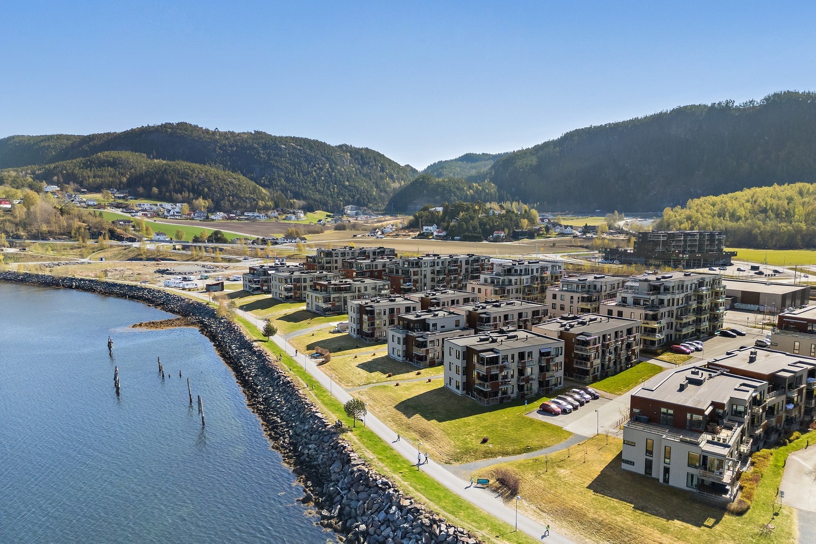 Se 360-visning i annonsen. Sameiet har 10 parkeringsplasser ute som prioriteres for elbiler og de 10 boenhetene som ikke har p-plass i kjelleren. Galleribilde