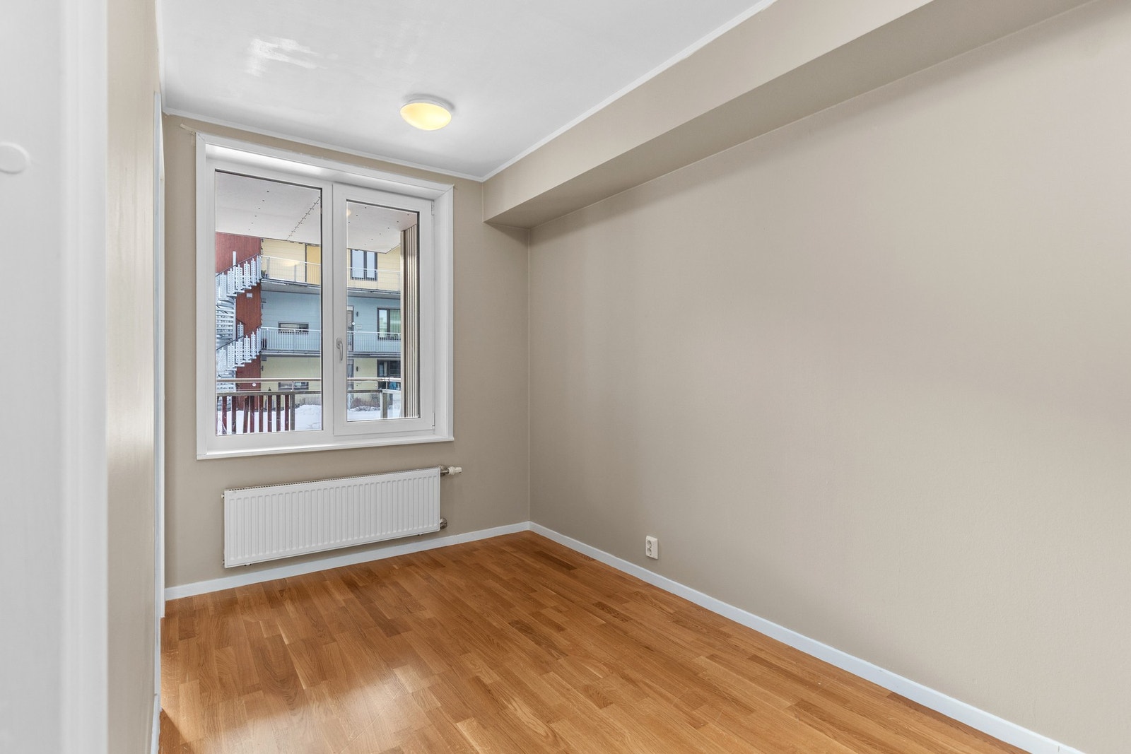 Soverom på 8,5 kvm vendt ut mot terrassen. Galleribilde