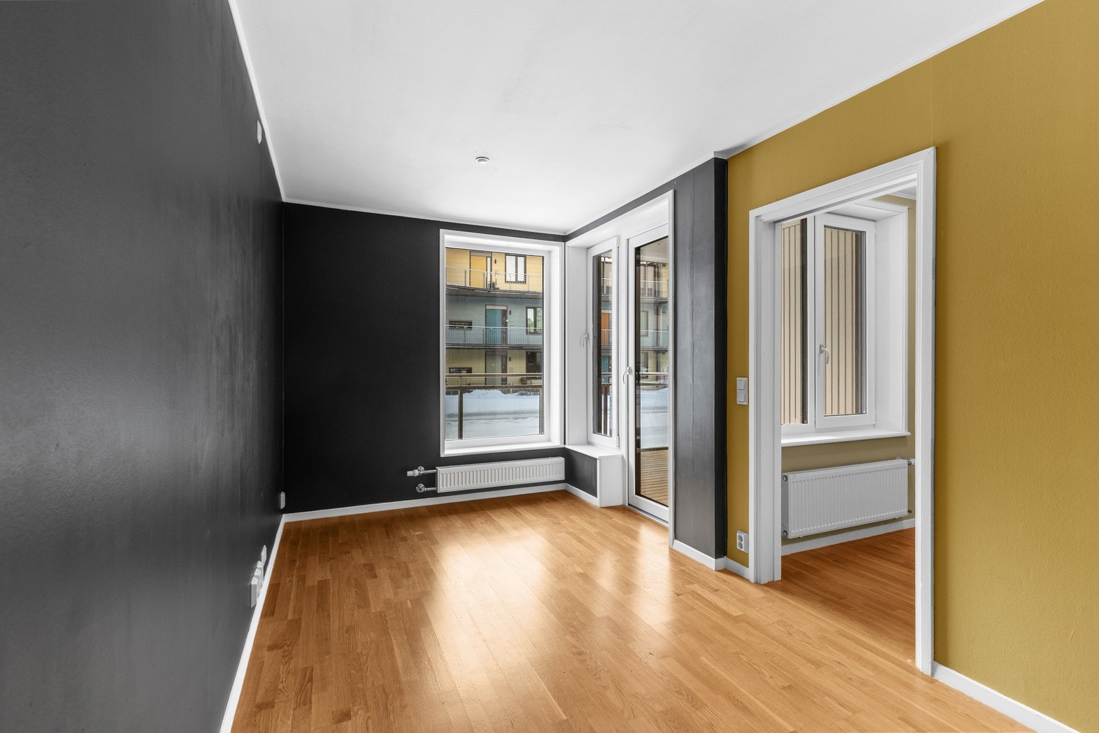 Åpen stue/kjøkkenløsning med utgang til terrasse. Galleribilde