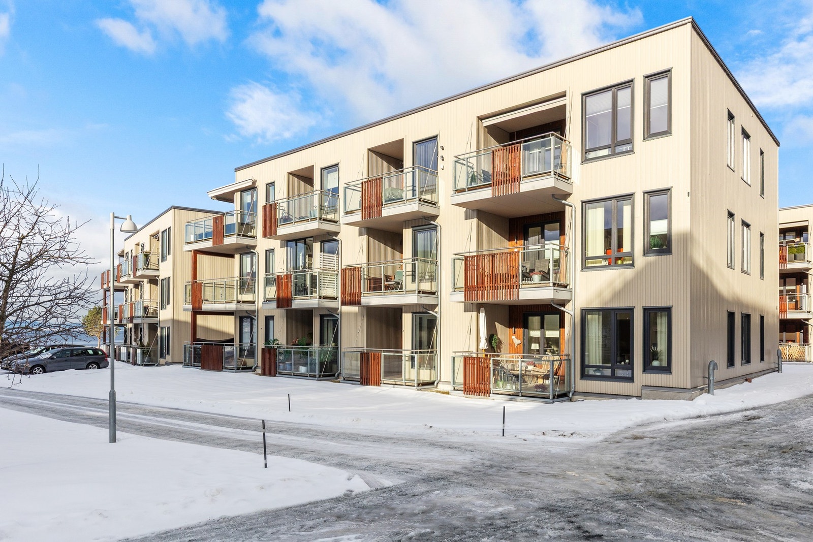 Velkommen til Havnevegen 235 - 2-roms leilighet fra 2014 med enkel adkomst og fin beliggenhet i byggets 1. etasje. Galleribilde