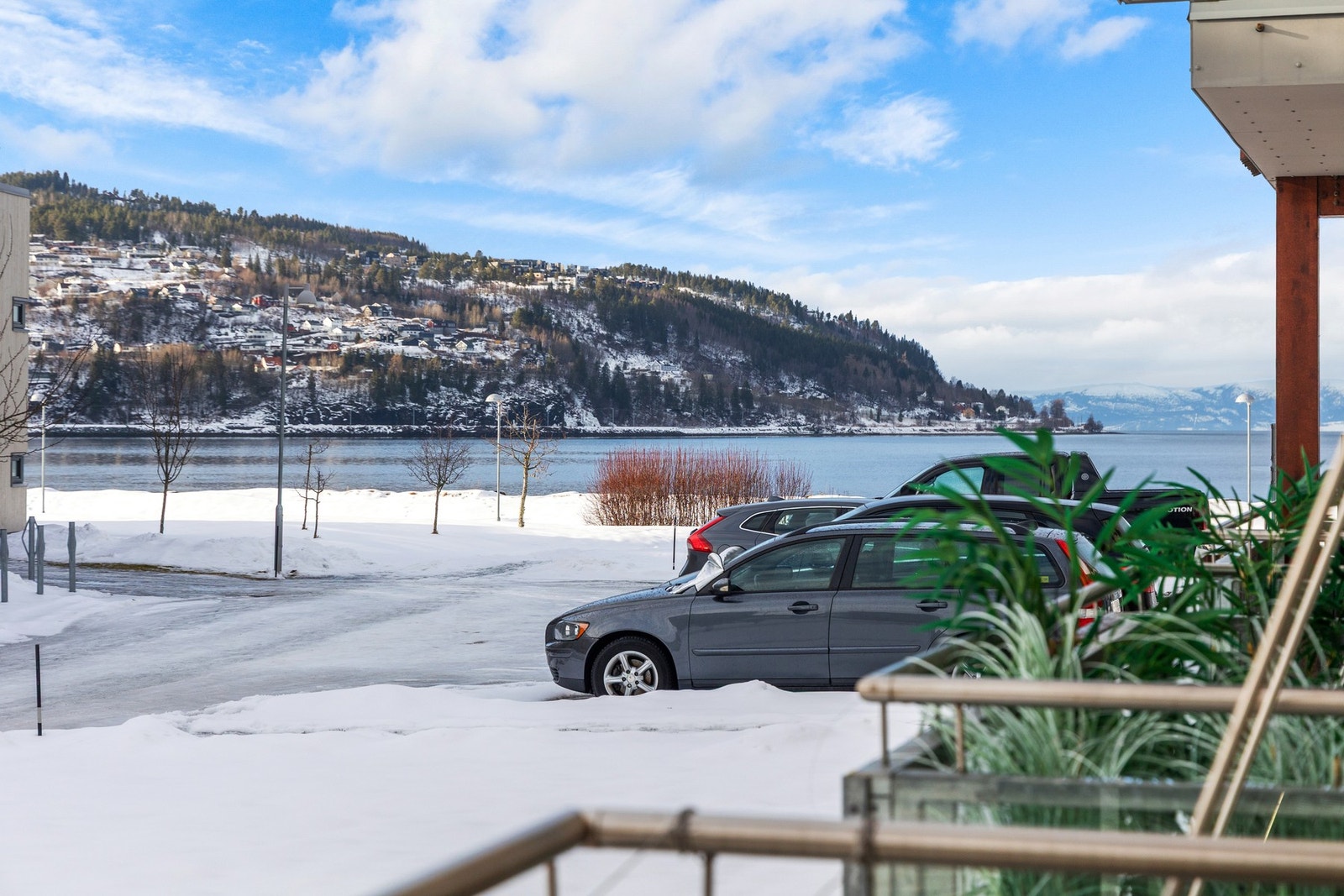 Fin beliggenhet i 1. etasje - terrasse med sjøutsikt. Galleribilde