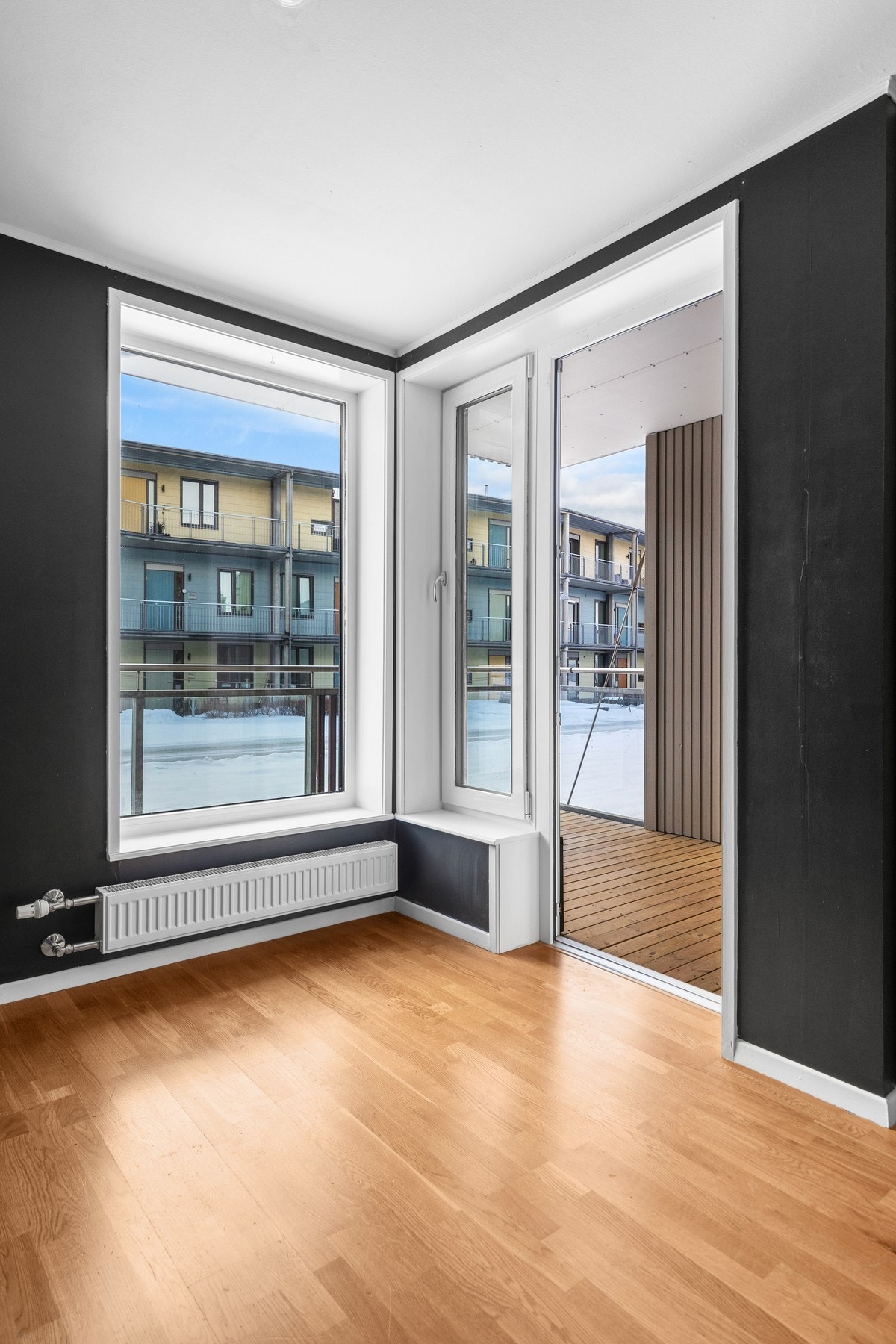 Det er parkett på gulv, malte overflater på vegger og tak. Galleribilde