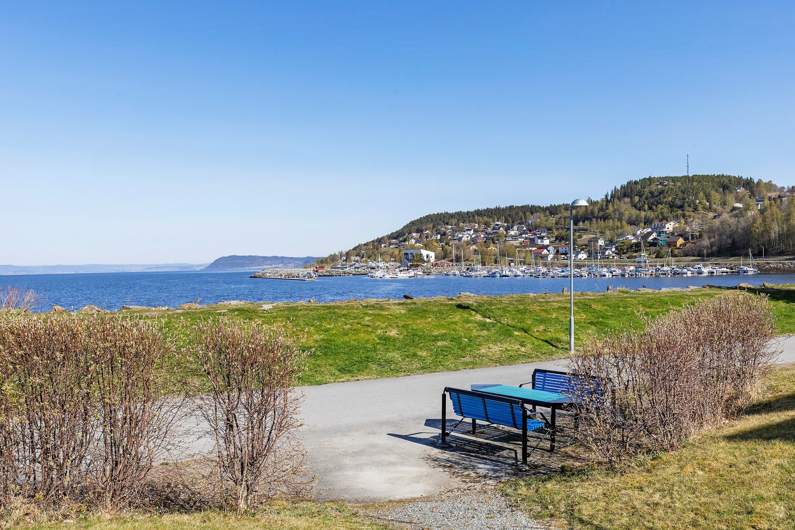 Det er også gangavstand til bla. dagligvarebutikk, bussholdeplass og togstasjon. Galleribilde