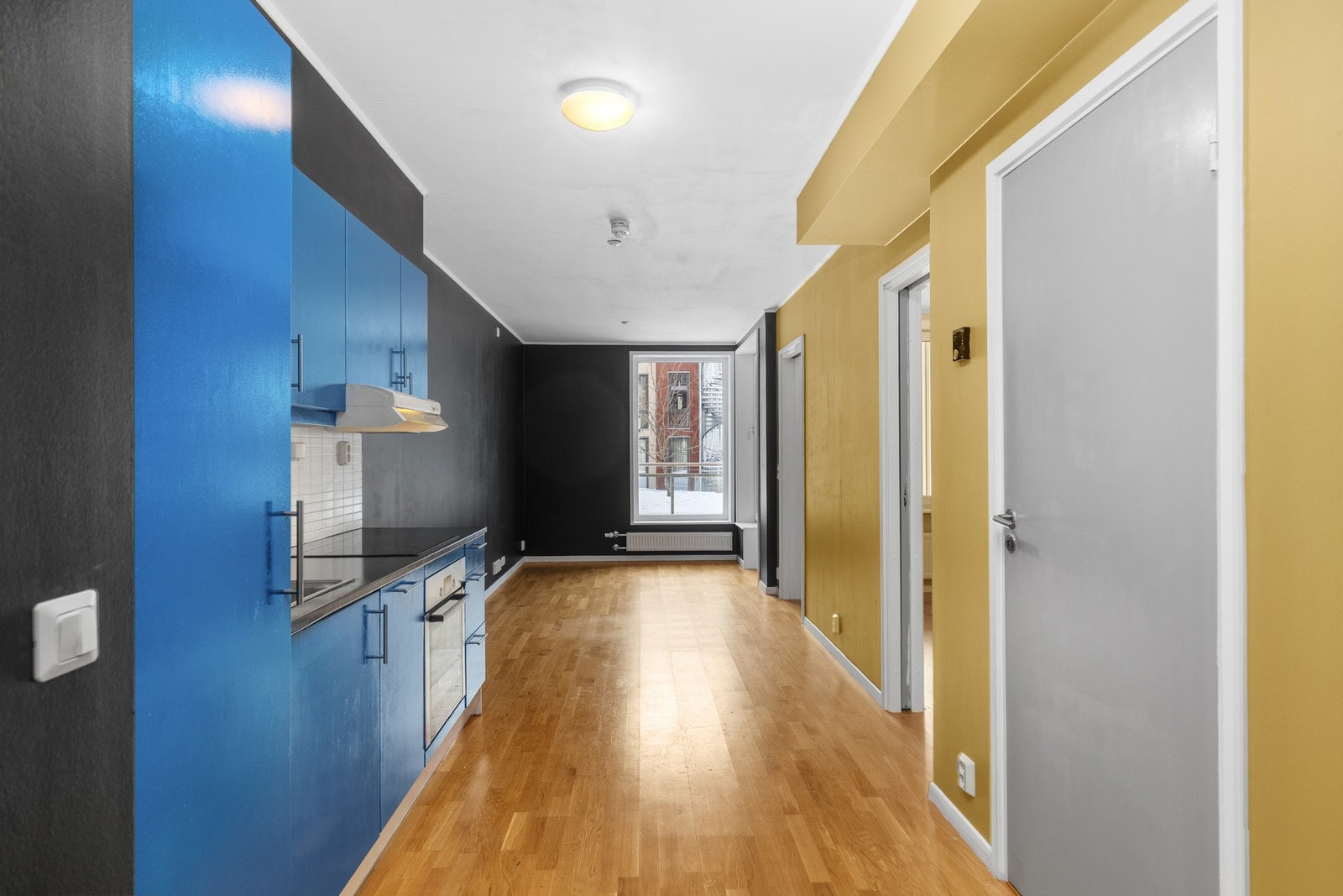 Kjøkkeninnredning med integrert stekovn, platetopp og oppvaskmaskin. Galleribilde