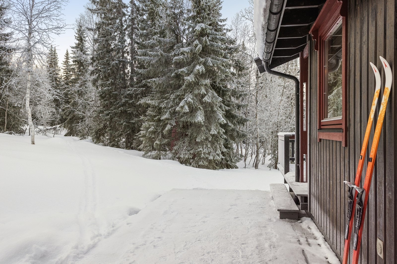 Stor treterrasse forran inngangspartiet. Her er det enkel adkomst til ski- og turterreng. Galleribilde