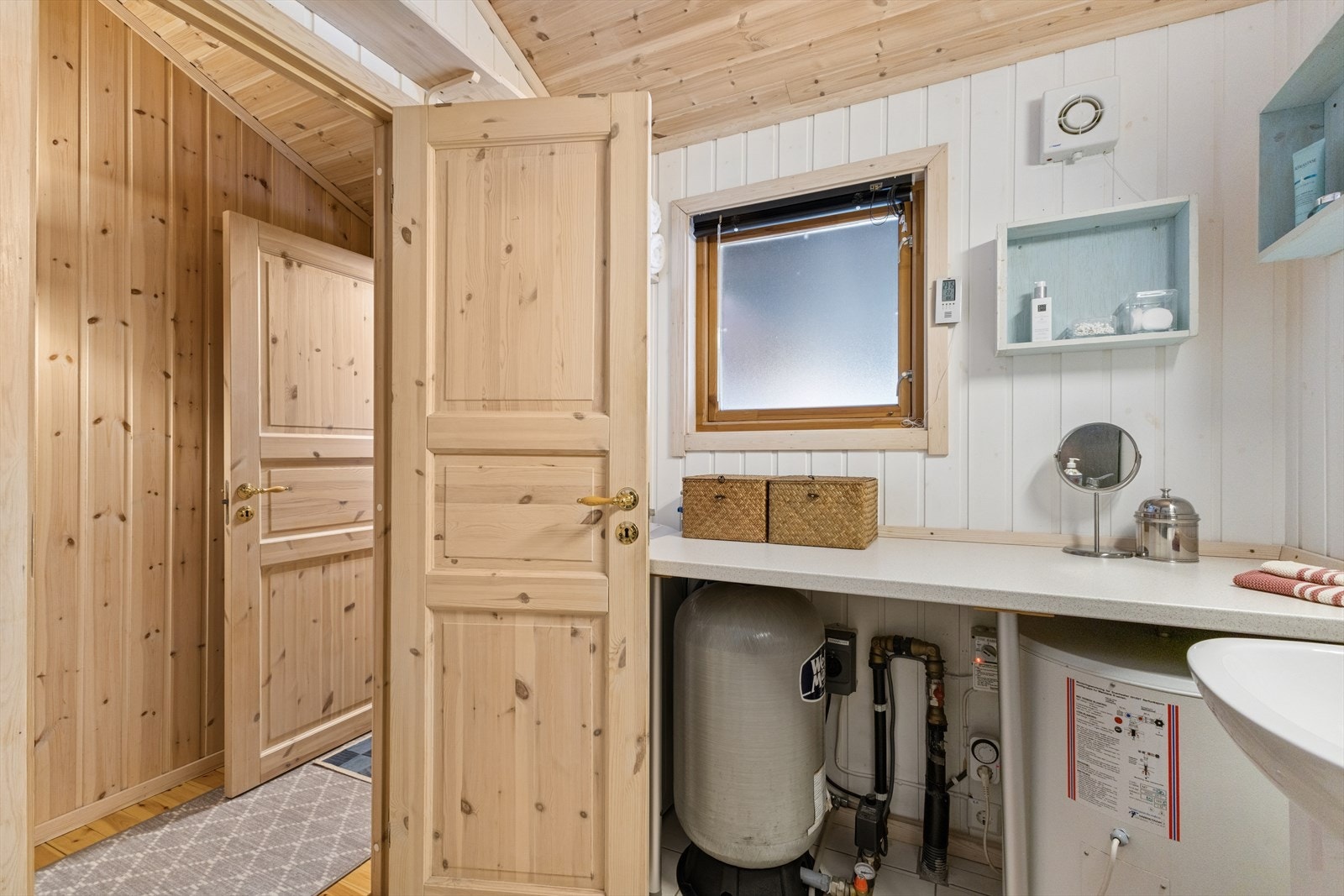 Varmtvannstank fra 1995 er plassert på badet. Galleribilde