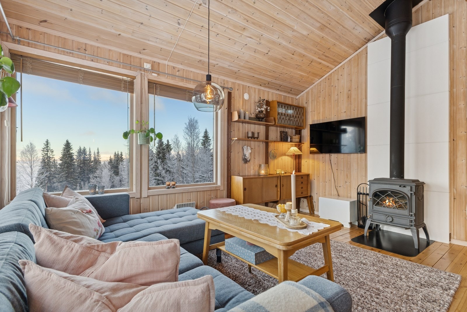 Vedovn i stuen gir effektiv oppvarming og skaper et behagelig inneklima. Galleribilde