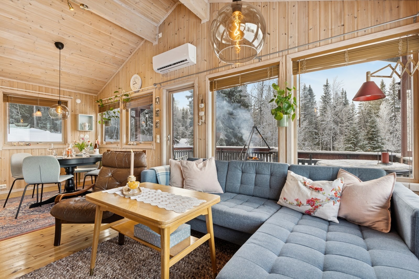 Direkte tilgang til terrasse fra stuen gir enkel adkomst til uteområdet. Galleribilde