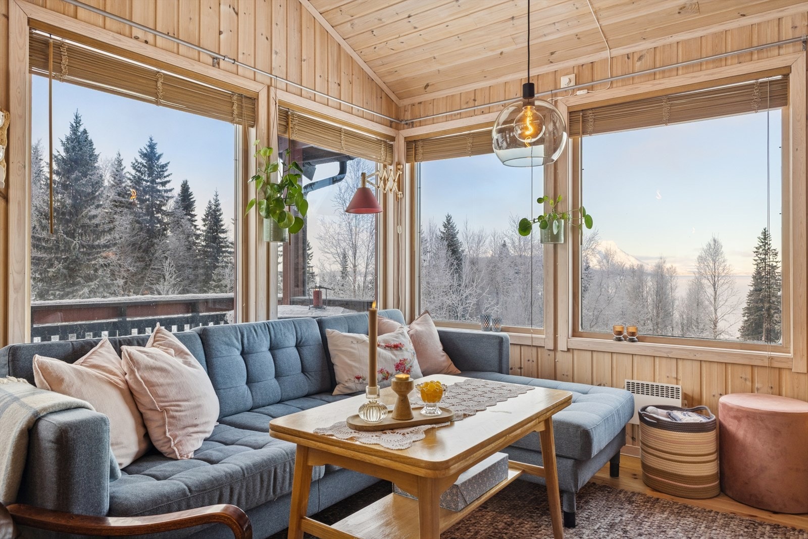 Utsyn mot skoglandskap fra stuen gir en naturnær opplevelse. Galleribilde