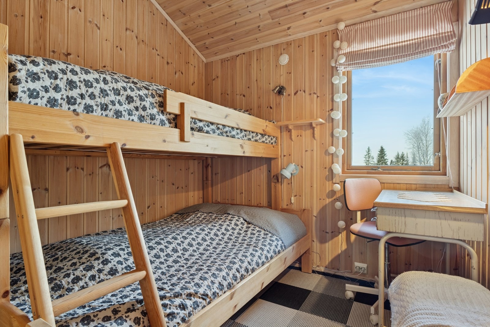 Køyeseng i tre gir praktisk plassutnyttelse i soverommet. Galleribilde