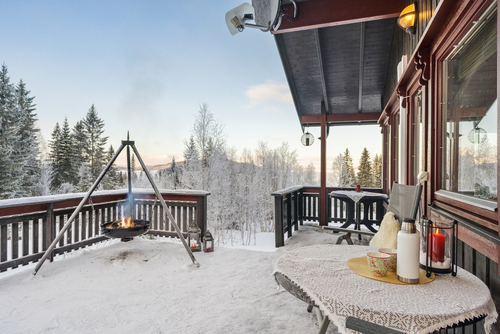 Terrassen har god plass til både sittegruppe og bålpanne. Galleribilde