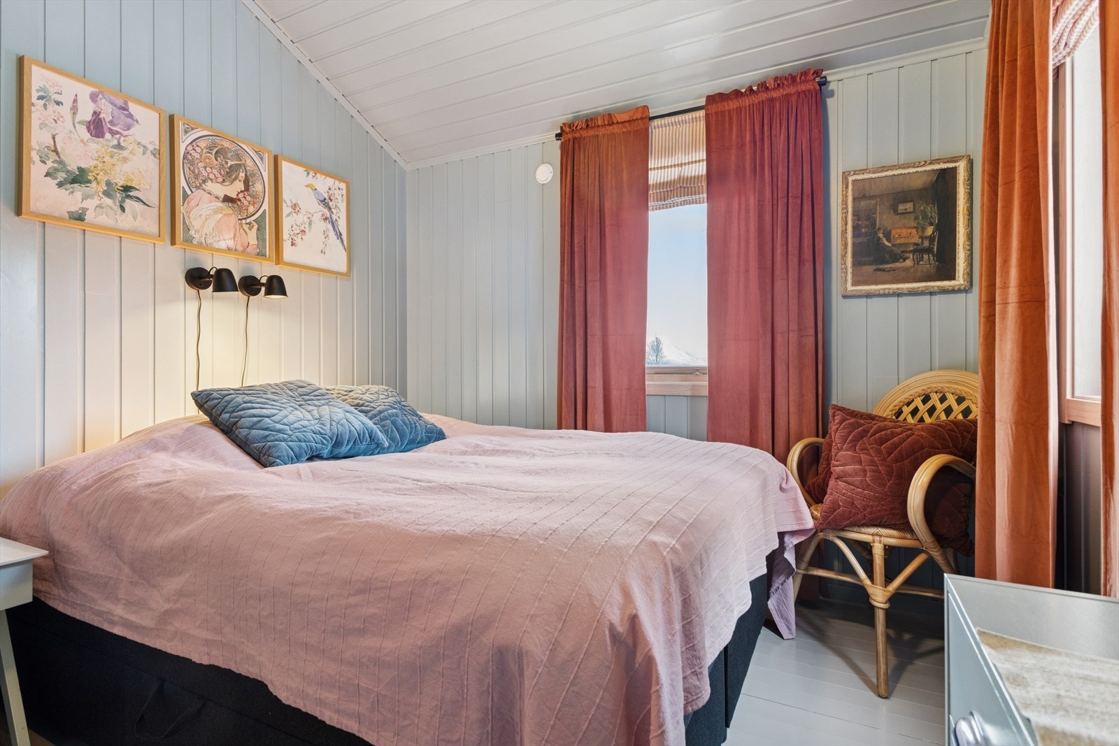 Trepanel på veggene gir et naturlig og varmt preg til soverommet. Galleribilde