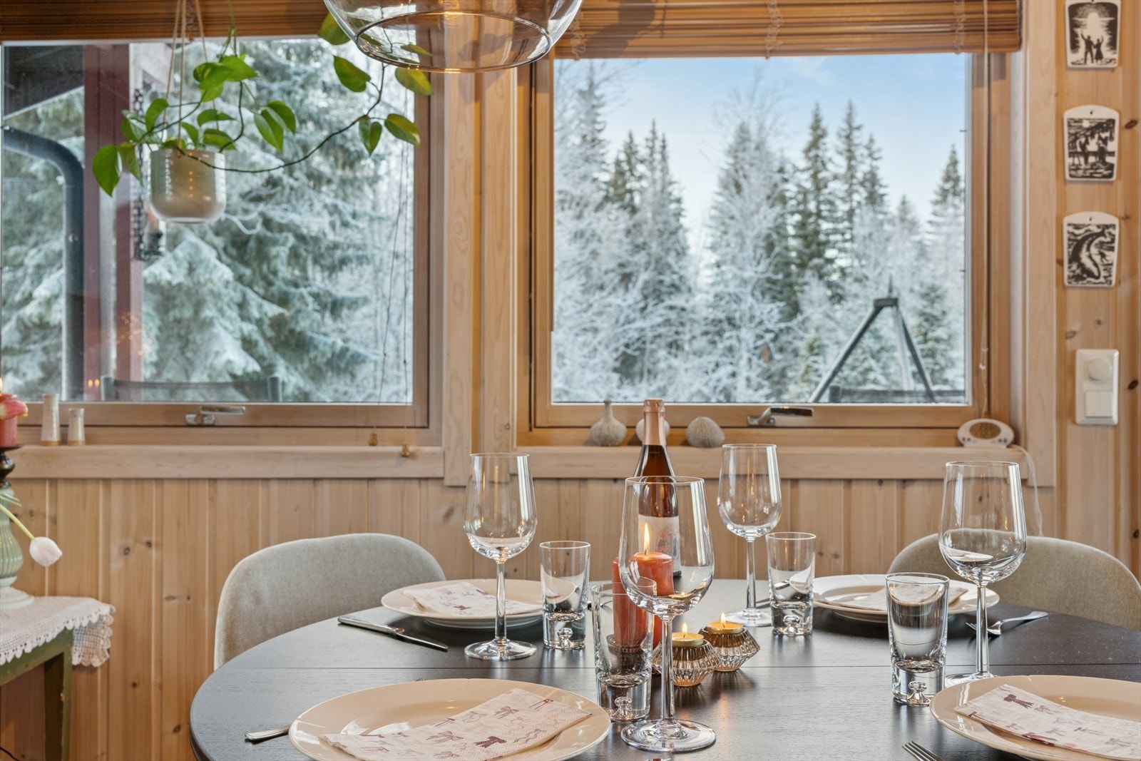Spisebordet er plassert nær store vinduer som gir naturlig lys. Galleribilde