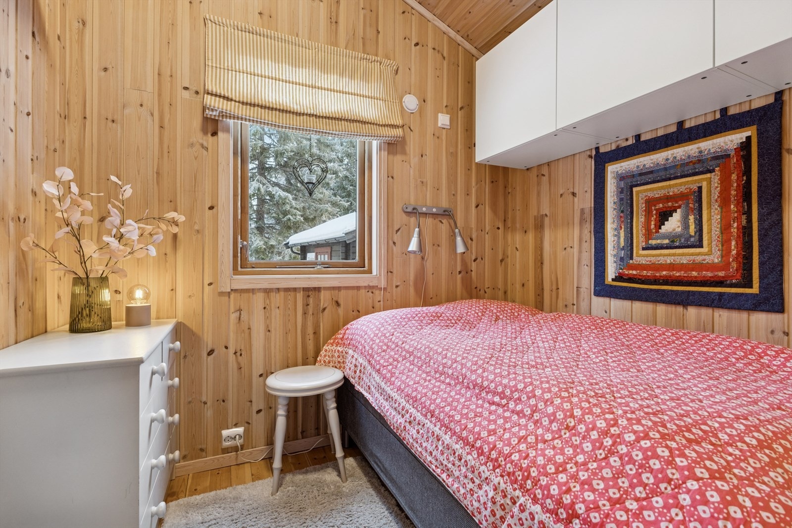 Vegger av trepanel skaper en lun atmosfære i rommet. Galleribilde