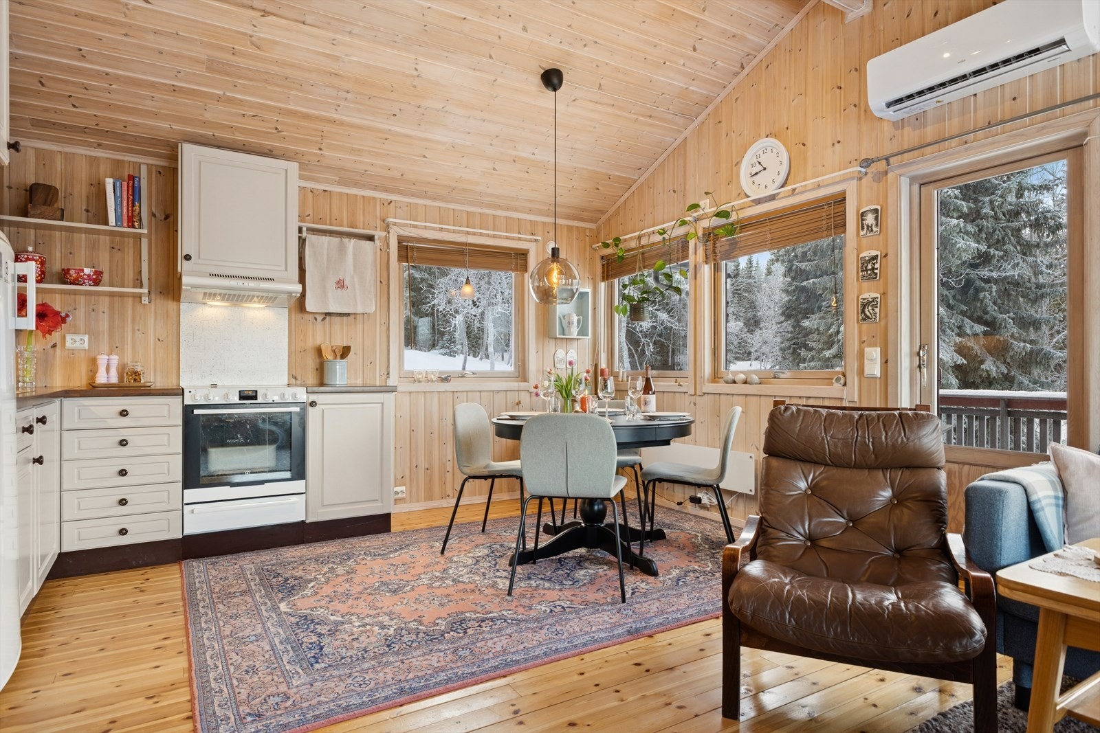 Kjøkkenet har profilerte fronter og laminat benkeplate. Galleribilde