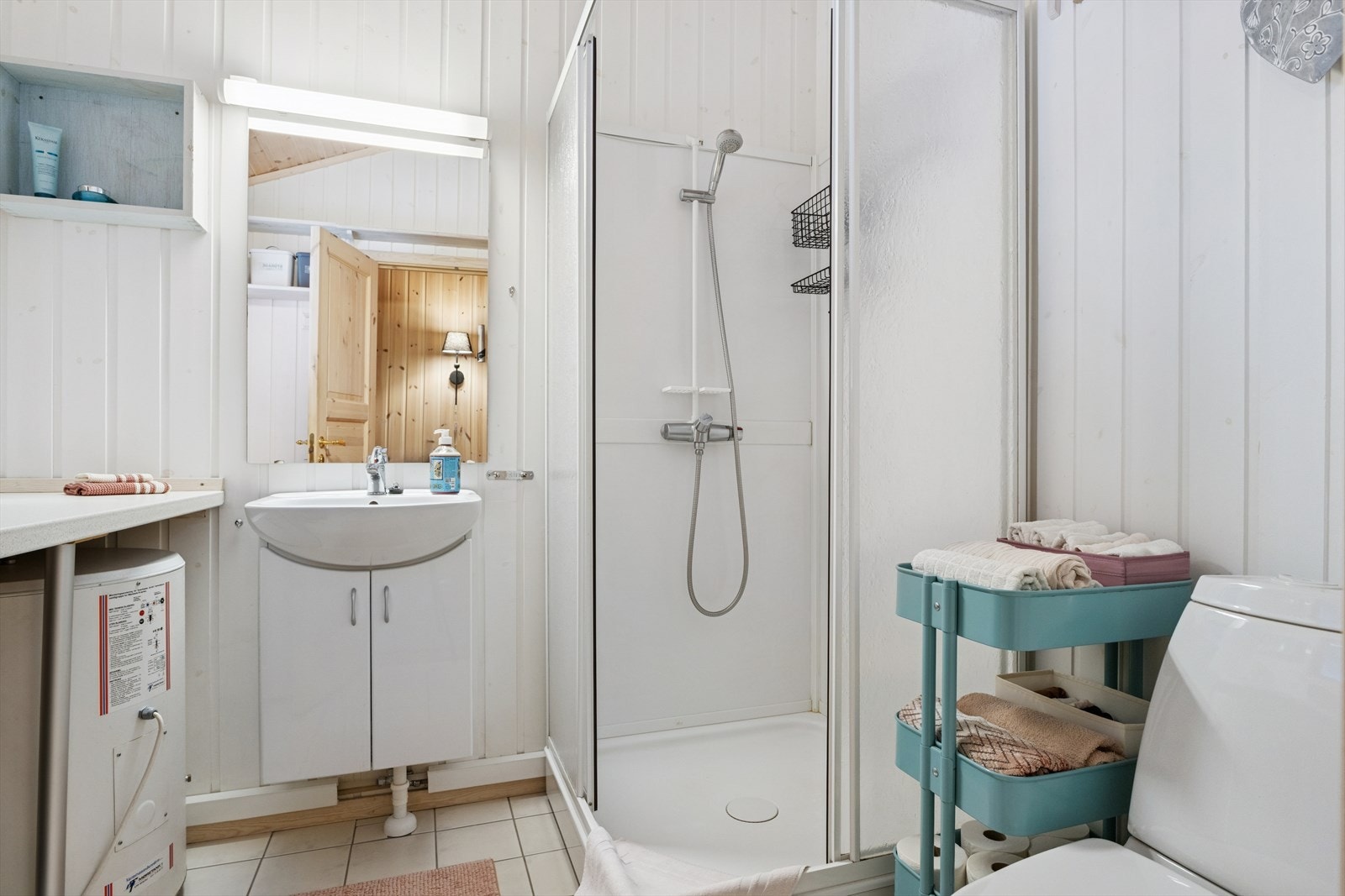 Flislagt gulv med elektriske varmekabler gir komfort i våtrommet. Galleribilde