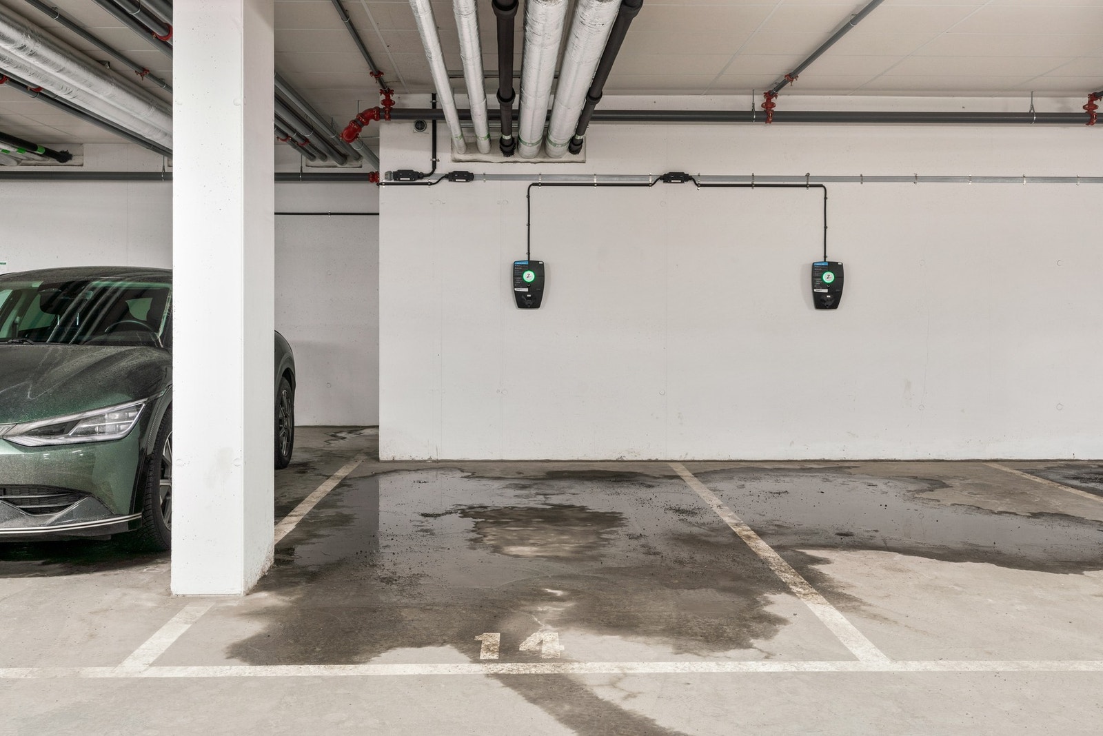 Garasjeplass med elbillader kan kjøpes for kr 600 000,- Galleribilde