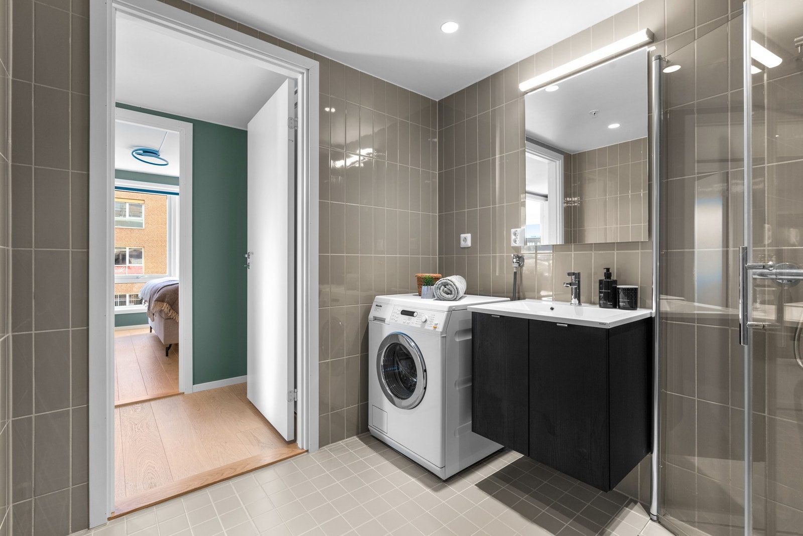 Opplegg og plass for både vaskemaskin og tørketrommel. Galleribilde