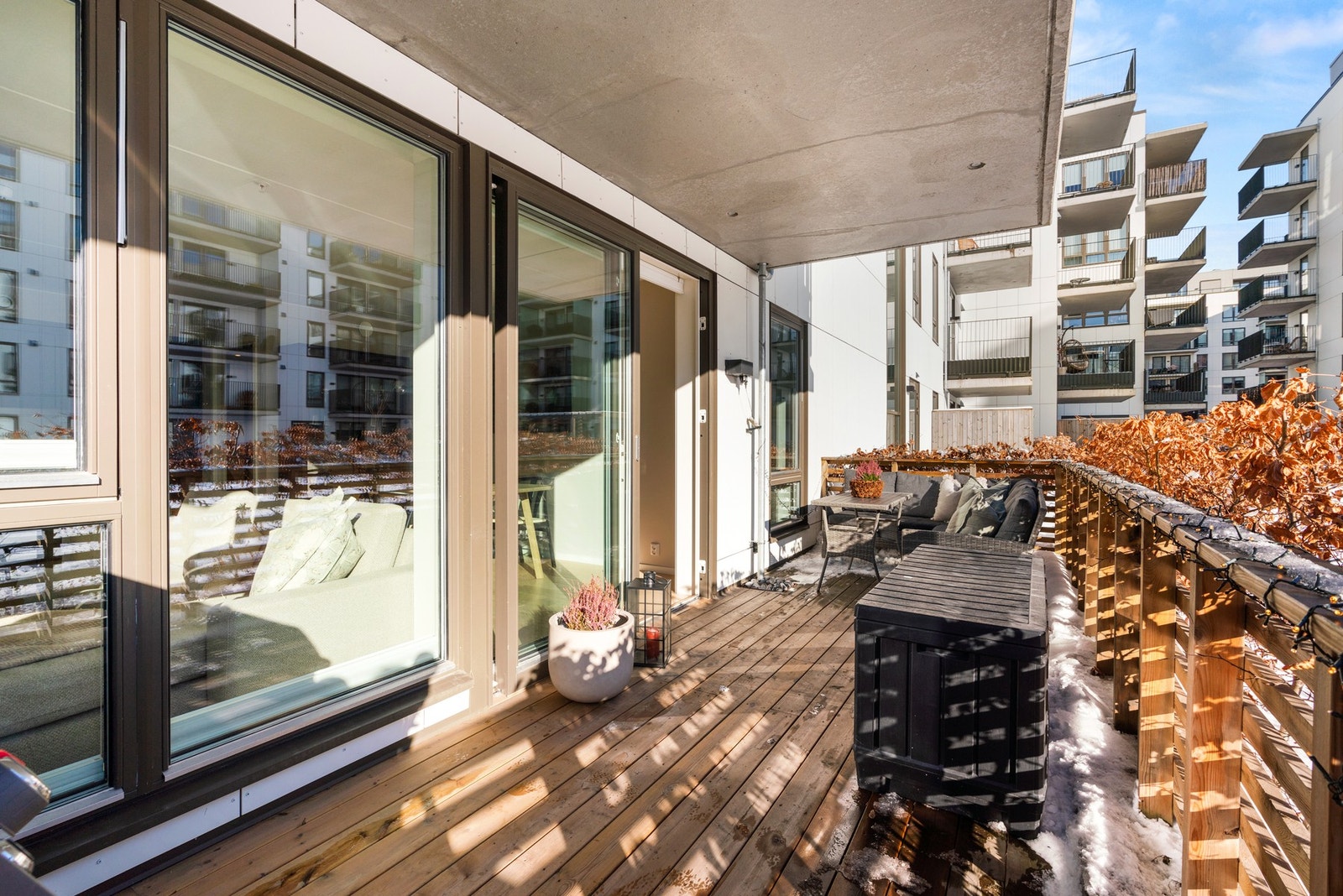 På terrassen kan man nyte solen fra tidlig morgen til ettermiddag Galleribilde