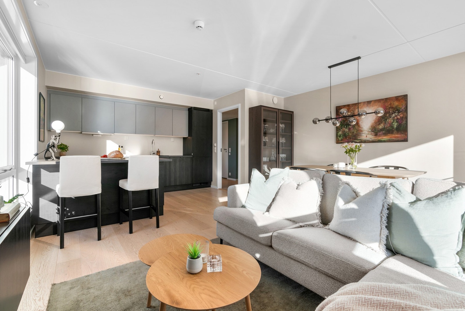 Rommet har en åpen kjøkkenløsning med innredning fra HTH. Galleribilde