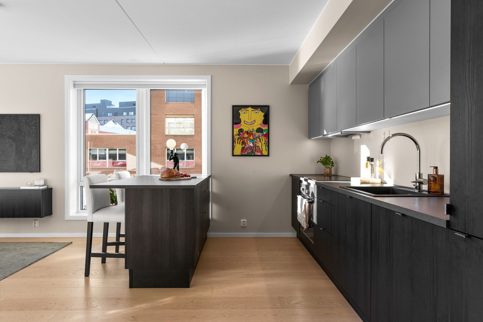 Kjøkkenet er utstyrt med integrert kjøl/fryseskap, oppvaskmaskin, platetopp og stekeovn. Galleribilde