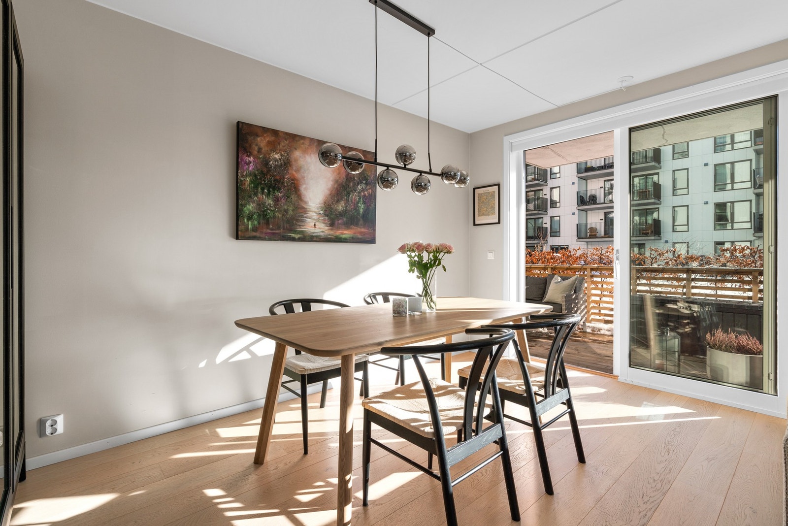 Boligen er utstyrt med balansert ventilasjon og vannbåren varme i gulv. Galleribilde