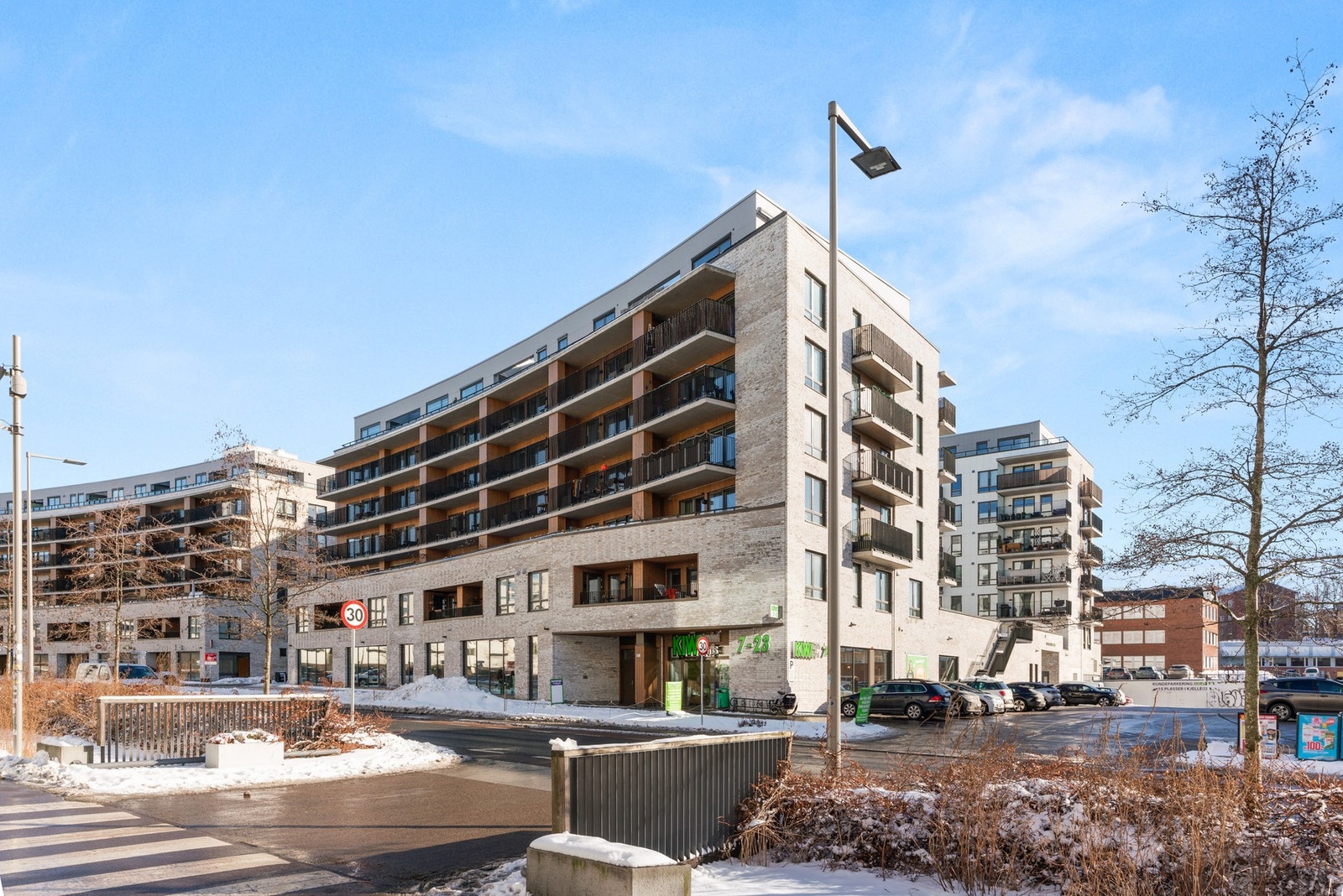 Kiwi ligger rett utenfor inngangspartiet. Fra sameiets garasjeanlegget kan man også ta seg direkte til Kiwi, noe som er praktisk og enkelt i en hektisk hverdag. Galleribilde