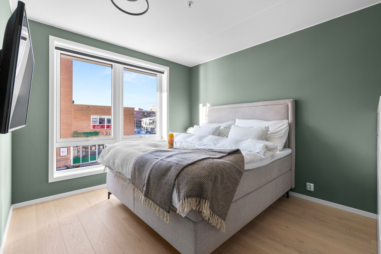 Behagelig og romslig soverom med plass til stor seng. Galleribilde