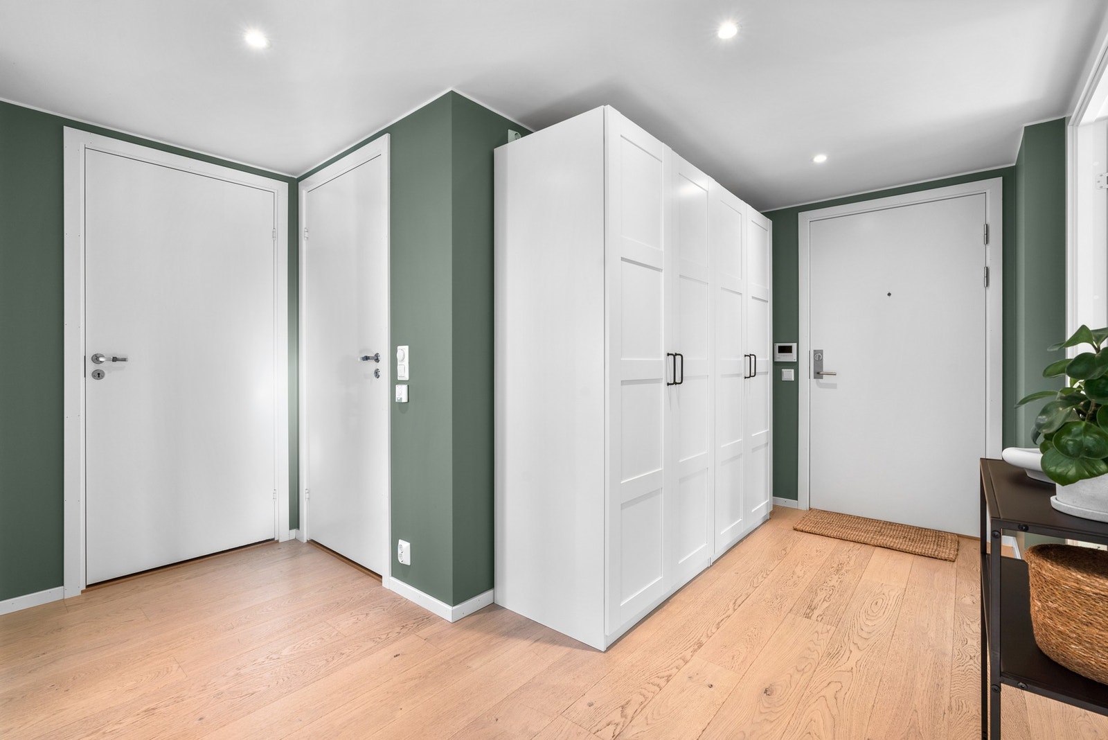 Hyggelig og praktisk entré, innredet med stor garderobeløsning. Galleribilde