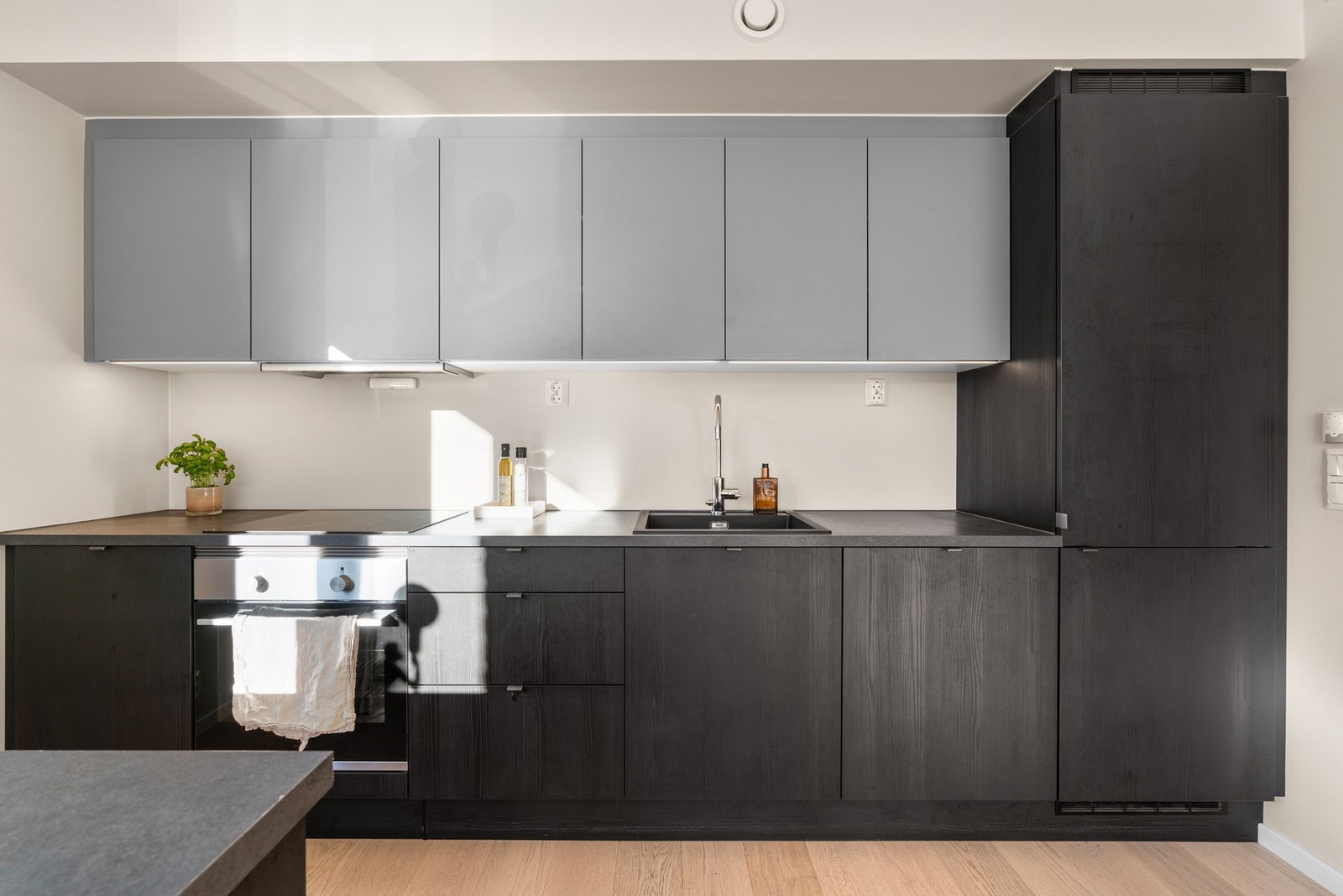 Innredningen har godt med både skap- og benkeplass. Galleribilde