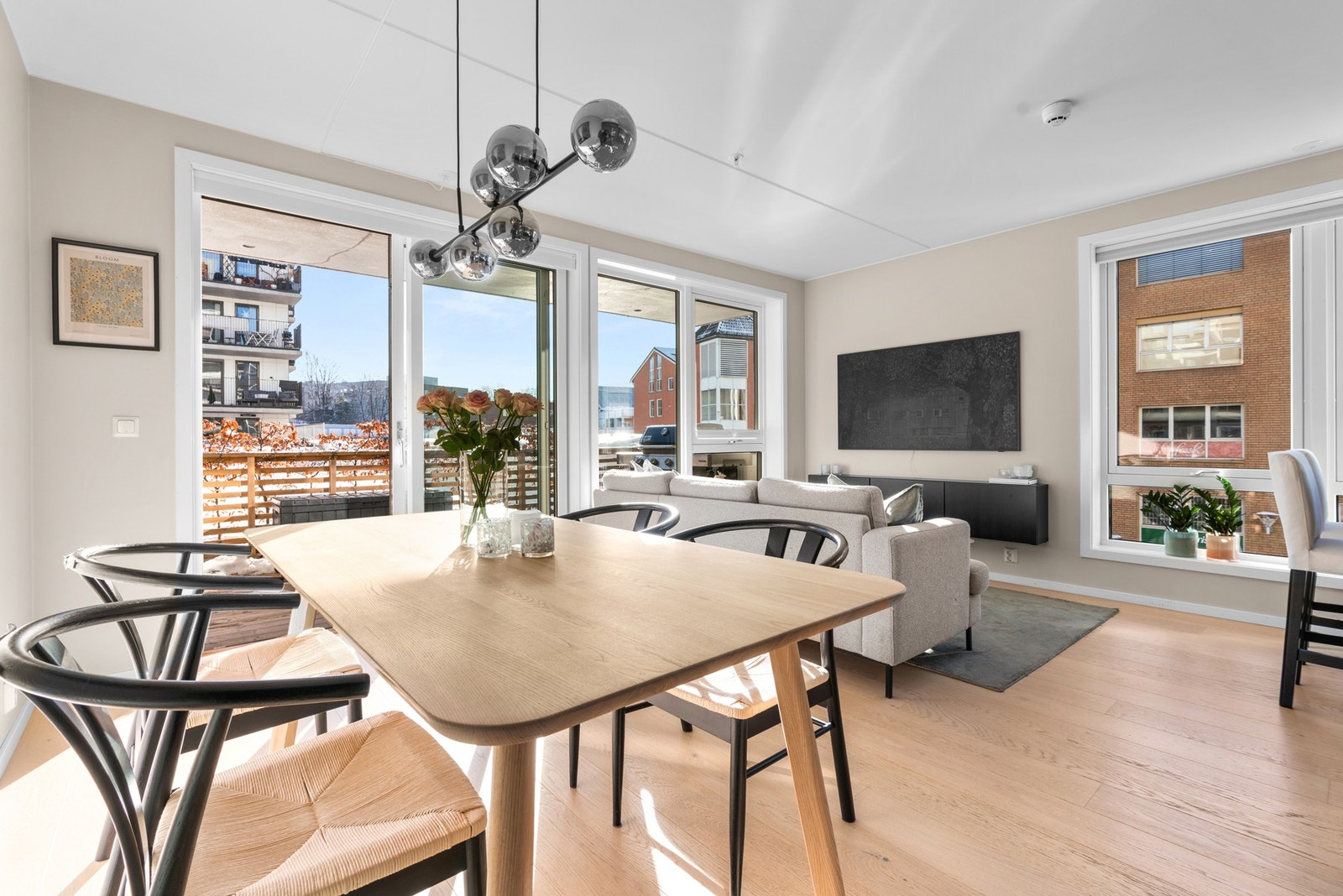 Stuen har store vindusflatene og lysinnslipp fra to sider. Galleribilde