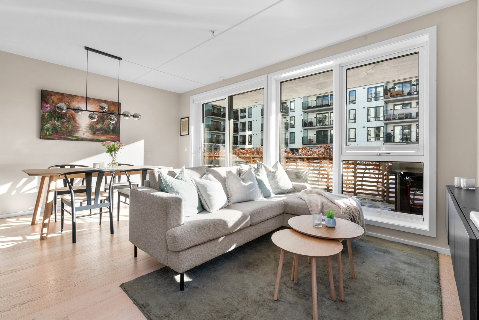 Lys og luftig stue med fin atmosfære. Galleribilde