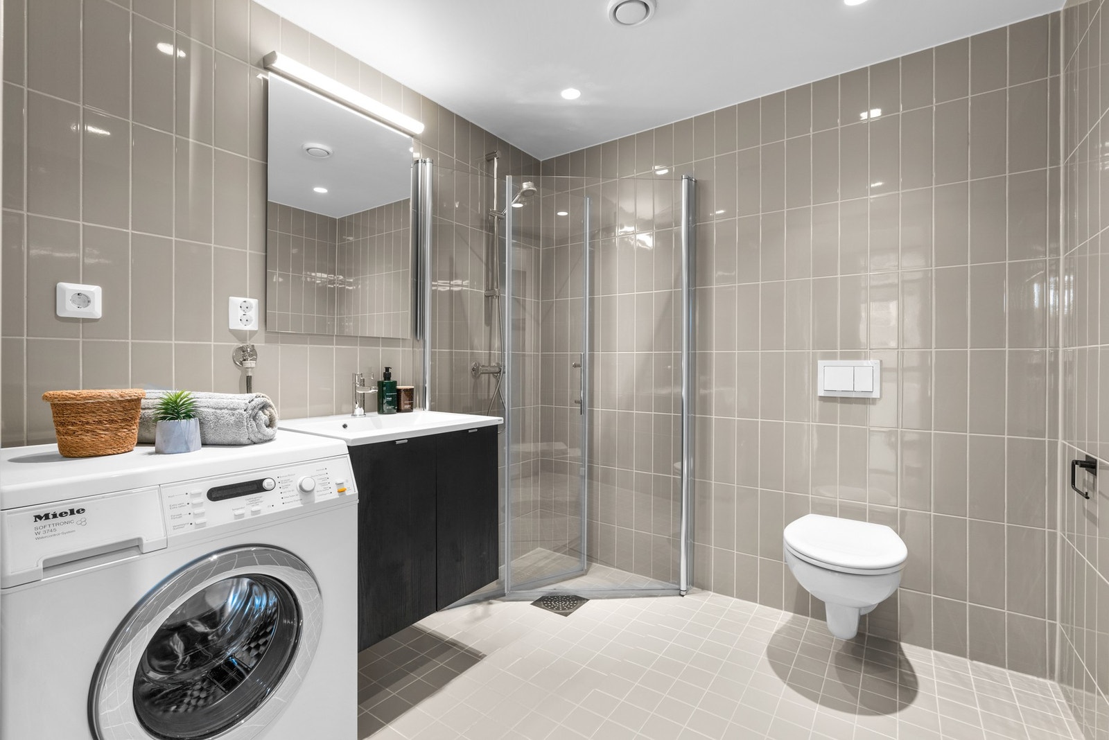 Fra mellomgangen er det tilgang til baderommet.
Her får man vannbåren varme i gulv og downlights i tak. Galleribilde