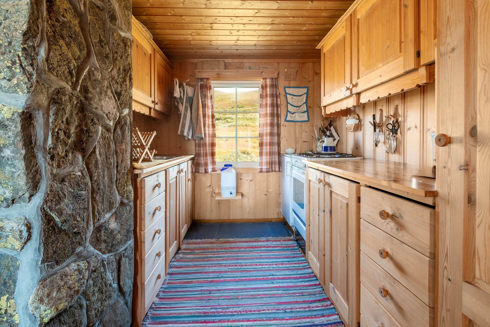 Kjøkken i naturlig tilknytning/åpen løsning til stue og spisestue med kjøkkeninnredning i god kvalitet. Galleribilde