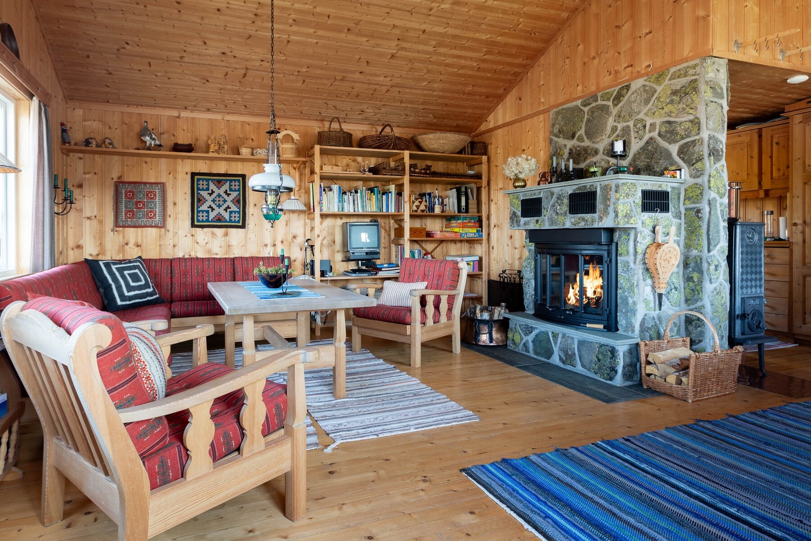 Koselig stue med ovn som varmer godt i den kalde årstiden Galleribilde