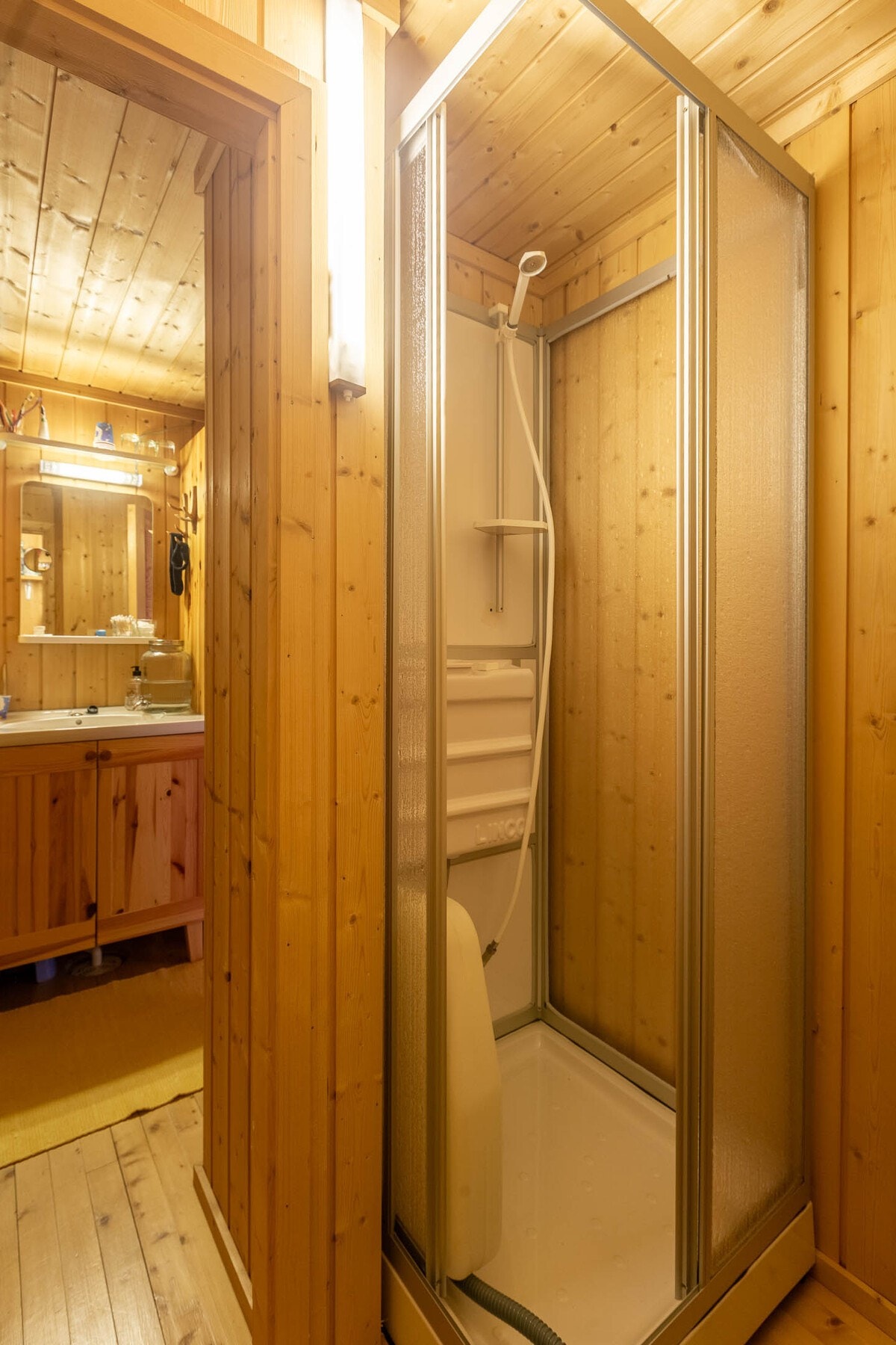 Dusjkabinett med pumpedusj. Enklere form for baderom, vann må medbringes, vann som gråvann til grunnen. Galleribilde