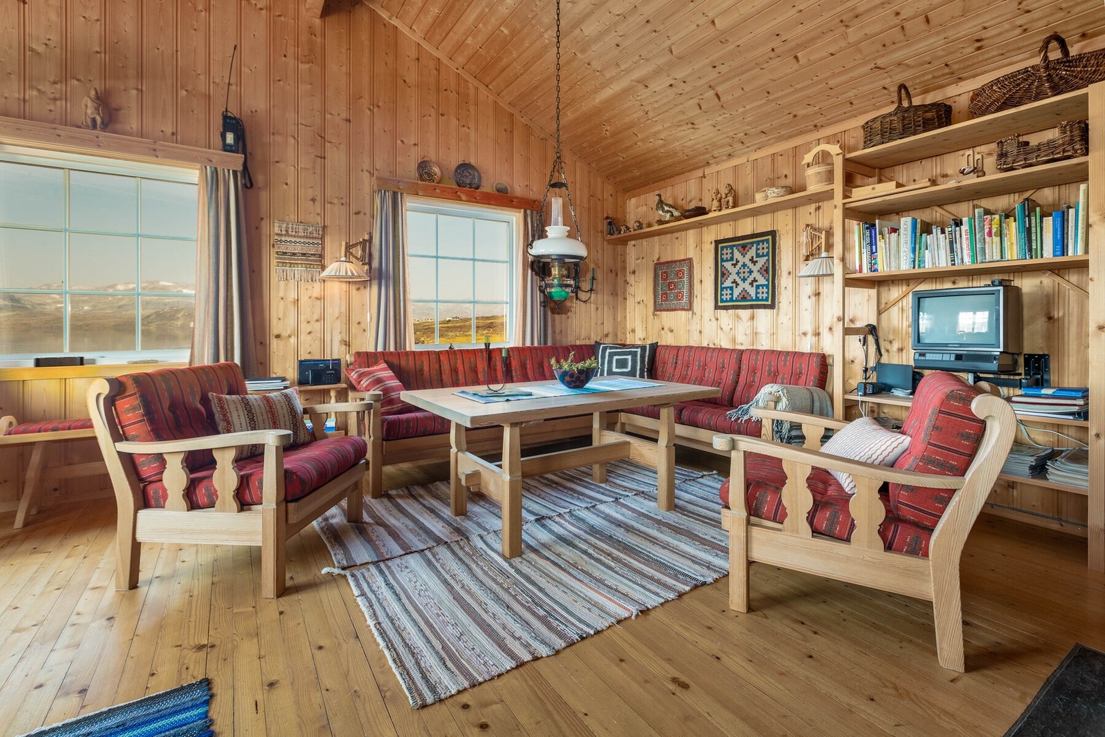 Vindusflater som slipper inn mye dagslys og rammer inn den flotte utsikten Galleribilde