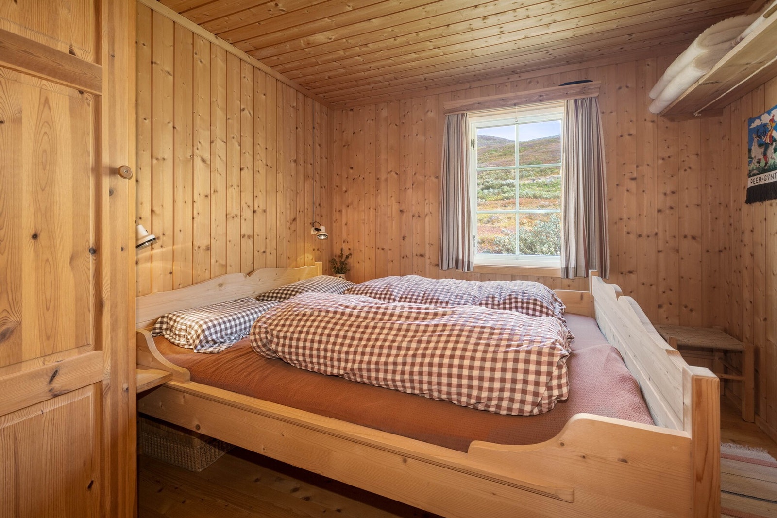 Soverom innredet med dobbeltseng. Galleribilde