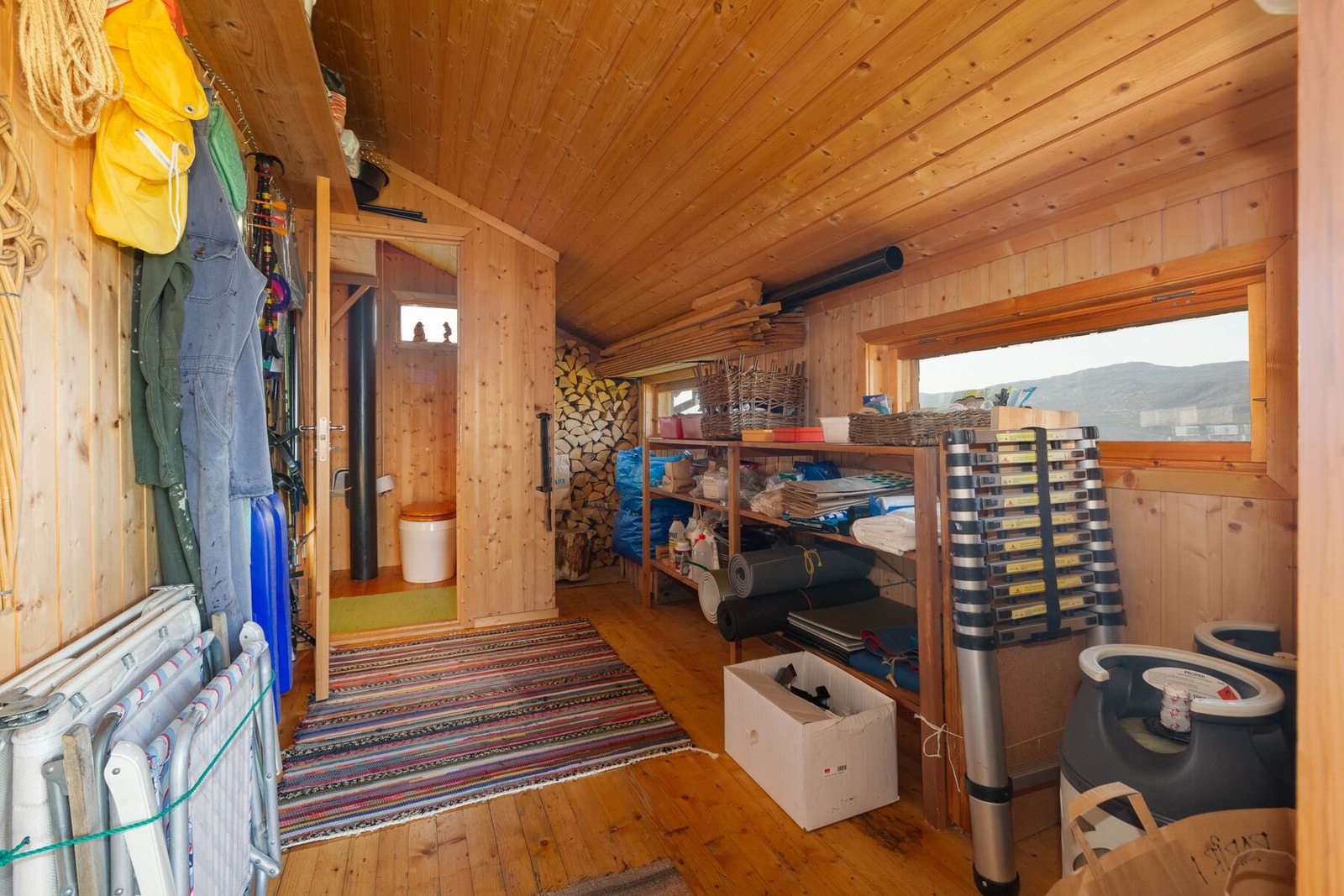 Bod med god lagringsplass. Toalett/uterom med snurredo og utluftingsrør over tak Galleribilde